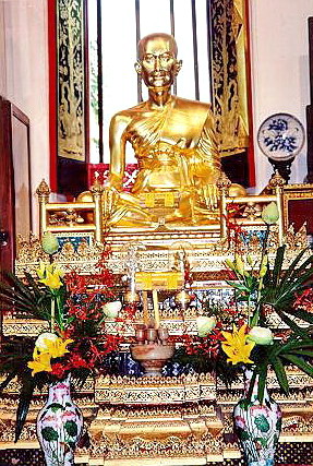 พระรูปหล่อของสมเด็จพระมหาสมณเจ้า กรมพระปรมานุชิตชิโนรส  ประดิษฐาน ณ พระตำหนักวาสุกรี วัดพระเชตุพนวิมลมังคลาราม 