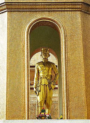 พระบรมรูปหล่อรัชกาลที่ ๔ ประดิษฐานอยู่ด้านข้างพระมหาเจดีย์ใหญ่