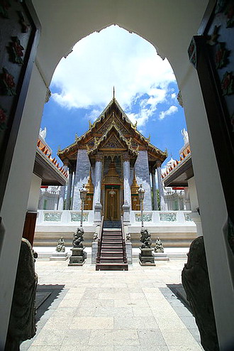 ด้านหน้าประตูทางเข้าพระวิหารหลวง วัดราชประดิษฐ์ฯ