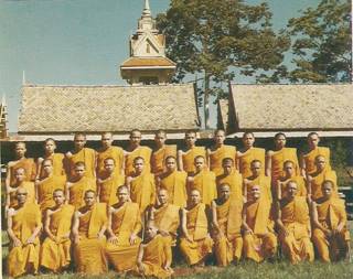 ถ่ายภาพร่วมพระภิกษุสามเณรในแต่ละพรรษา