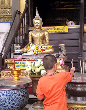 พระศรีศากยมุนีองค์จำลอง ด้านหน้าประตูทางเข้าพระวิหารหลวง 