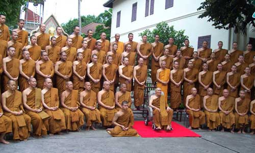  ภาพทรงฉายร่วมกับคณะสงฆ์ของวัดบวรนิเวศวิหาร  เนื่องวันวันคล้ายวันประสูติ ๙๒ พรรษา เมื่อวันที่ ๓ ตุลาคม พ.ศ. ๒๕๔๘ 