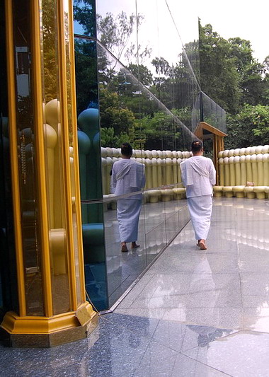  บริเวณรอบๆ อุโบสถแก้ว มีความสงบเงียบ  นักปฏิบัติธรรมมักใช้เป็นที่สำหรับเดินจงกรม