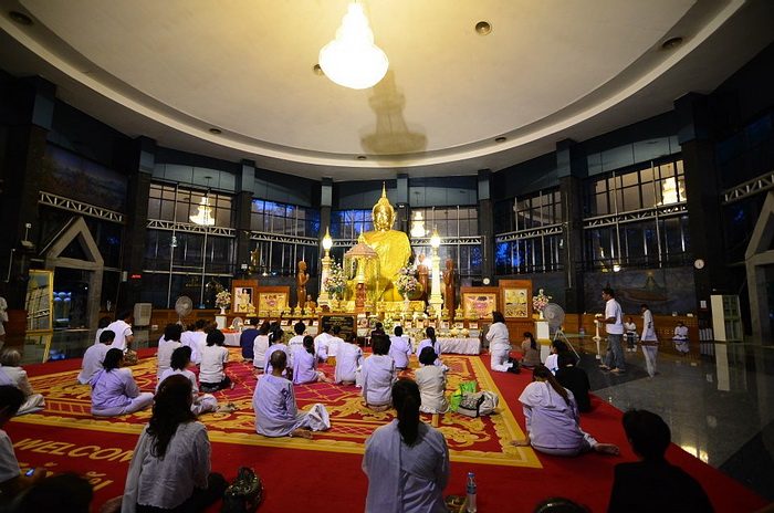  บรรยากาศการปฏิบัติธรรมภายใน “อุโบสถแก้ว”  วัดสังฆทาน บ้านบางไผ่น้อย ต.บางไผ่ อ.เมือง จ.นนทบุรี 