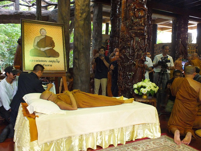  สรีระสังขารหลวงพ่อสนอง กตปุญโญ ณ ศาลาเรือนไทยริมน้ำ วัดสังฆทาน 