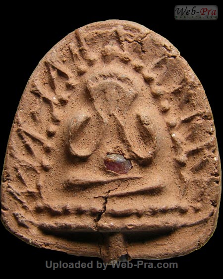 ปี ? พระเนื้อผง พิมพ์ปิดตาสุวัณโณ ซุ้มข้างเม็ด หลวงพ่อคง วัดวังสรรพรส (1.หลังองค์พระ)