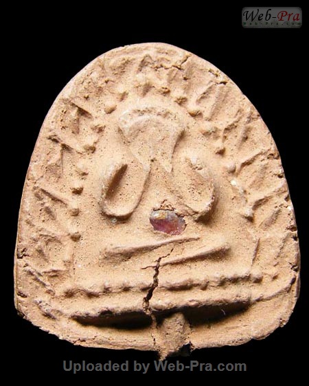 ปี ? พระเนื้อผง พิมพ์ปิดตาสุวัณโณ ซุ้มข้างเม็ด หลวงพ่อคง วัดวังสรรพรส (1.หลังองค์พระ)