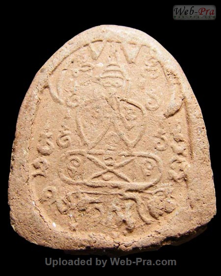 ปี ? พระเนื้อผง พิมพ์ปิดตาสุวัณโณ ซุ้มข้างเม็ด หลวงพ่อคง วัดวังสรรพรส (1.หลังองค์พระ)