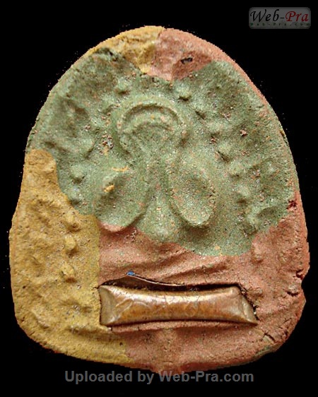 ปี ? พระเนื้อผง พิมพ์ปิดตาสุวัณโณ ซุ้มข้างเม็ด หลวงพ่อคง วัดวังสรรพรส (2.หลังรูปเหมือน)