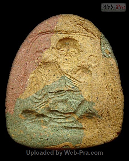 ปี ? พระเนื้อผง พิมพ์ปิดตาสุวัณโณ ซุ้มข้างเม็ด หลวงพ่อคง วัดวังสรรพรส (2.หลังรูปเหมือน)