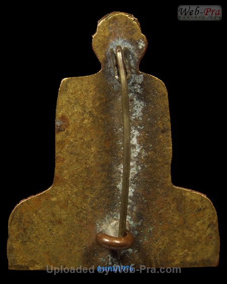 ปี พ.ศ.๒๕๑๖ เหรียญปั๊มรูปเหมือน พิมพ์เข่ากว้าง หลังเข็มกลัด หลวงพ่อพรหม วัดช่องแค (1.เนื้อระฆังเก่า)