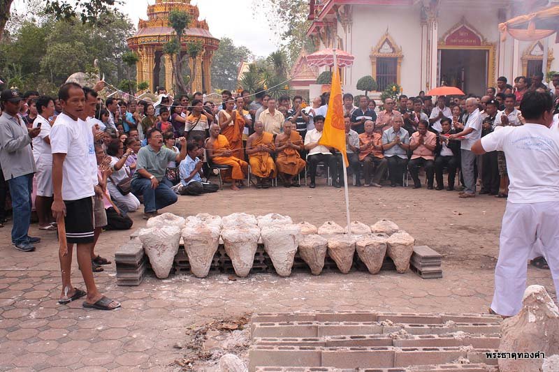 วัดใจ หลวงพ่อทวด เลื่อนสมณศักดิ์ รุ่น 2 เนื้อทองแดง ผิวไฟ โค๊ตตัว ท ชัดๆ สวยไม่ต้องบรรยายครับ 