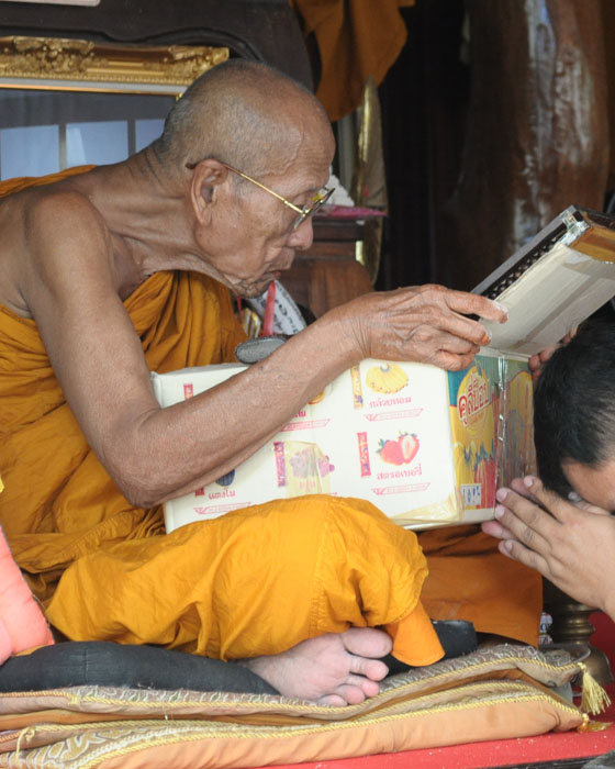 รูปอยู่ดีมีสุข เสือเฝ้าทรัพย์เสือกันภัย หลวงปู่คำบุ วัดกุดชมภู ขนาดไม่รวมกรอบ12x12นิ้ว มีจีวรด้วย