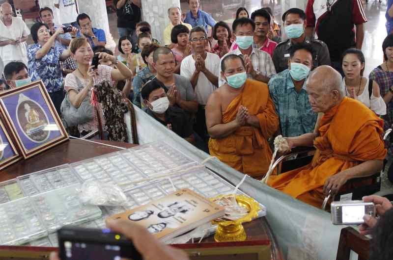 เหรียญหลวงพ่อคูณรุ่นเจริญพรล่างนั่งเต็มองค์ออกวัดถนนหักใหญ่ปี55 เนื้ออัลปาก้า 1105สภาพสวยค่ะ