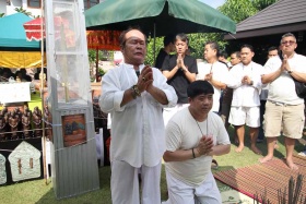 พระขุนแผนพรายกุมาร แสนแสบพิมพ์ใหญ่ ผงพุทธคุณ หน้าโรยผงตะไบ หลังฝัง ตะกรุดสาริกา ทองแดงคู่ เนื้อแดง ม