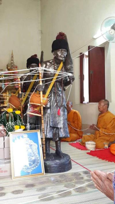 เหรียญเสมาหลวงปู่หมุน วัดบ้านจาน ศรีสะเกษ ที่ระลึกหล่อรูปเหมือนเท่าองค์จริง 2556 (6)