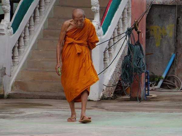 ล๊อกเก็ตรุ่นฉากขาวทอง รุ่นสุดท้าย หลวงปู่คำบุ คุตฺตจิตฺโต วัดกุดชมภู จ.อุบลราชธานี รุ่นอุดมทรัพย์