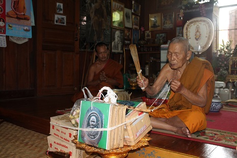 ครูบาอภิชัยขาวปี ออก วัดอุโบสถ ต.มะขามหลวง อ.สันป่าตอง จ.เชียงใหม่