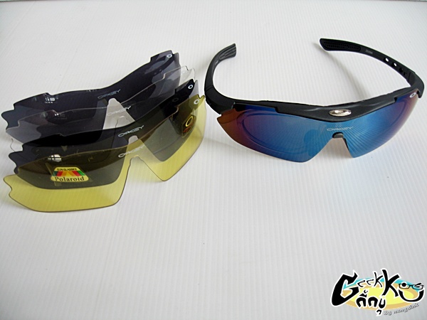 	แว่น กันแดด Oakley มาพร้อม เลนส์เปลี่ยนสีได้ถึง 5 สี มีกรอบสำหรับใส่เลนส์สายตาได้ด้วยครับรุ่นนี้ มา