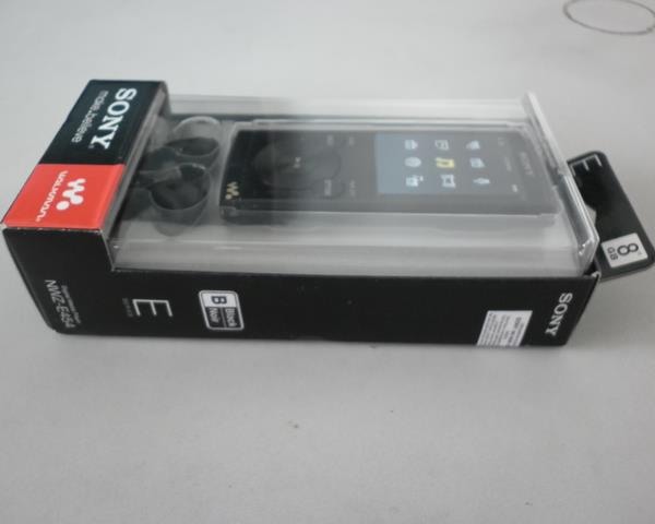 MP4  SONY รุ่น NWZ-E454 สีดำ 8GB รุ่นใหม่ (ของใหม่ยังไม่แกะกล่อง ซื้อมาจากสิงคโปร)