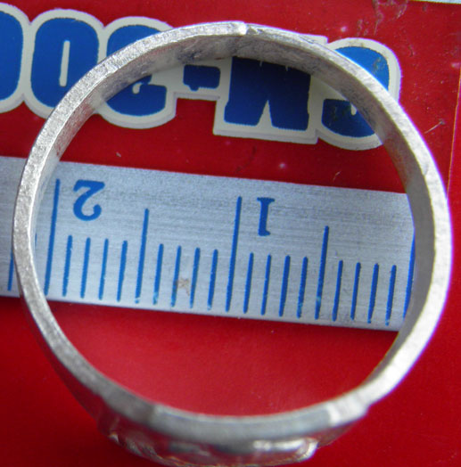 แหวน เนื้อเงิน หลวงพ่อทองดำ วัดท่าทอง จ.อุตรดิตถ์ ขนาดเส้นผ่านศูนย์กลางประมาณ 2.1 เซนติเมตร