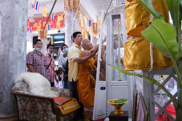 เหรียญรุ่น&quot;อายุยืน&quot;เต็มองค์ เลข ๔๔๔  หลวงพ่อคูณ ออกวัดแจ้งนอก