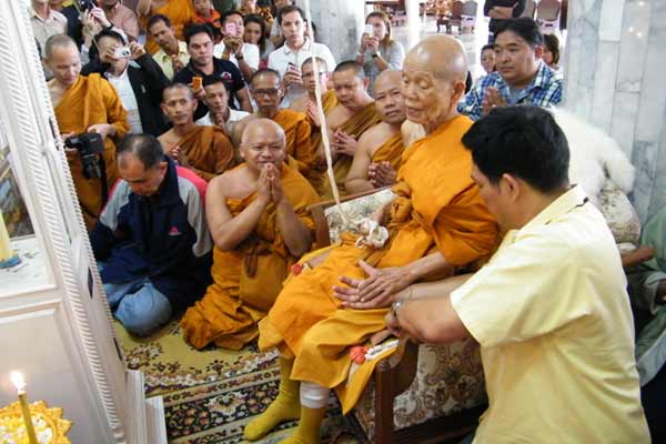 เหรียญรุ่น&quot;อายุยืน&quot;เต็มองค์ เลข ๔๔๔  หลวงพ่อคูณ ออกวัดแจ้งนอก