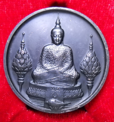 เหรียญพระแก้วมรกต ทรงเครื่องทรงฤดหนาว ฉลองกรุงเทพ200ปี พ.ศ.2525 ทองแดงรมดำ เคาะเดียว