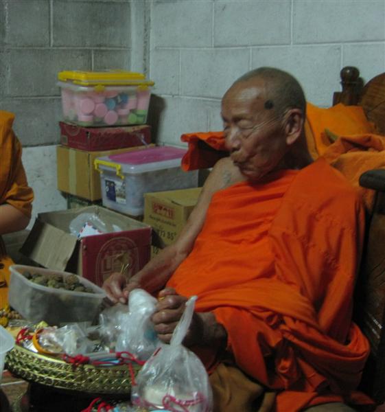 พระรอดครูบาบุดดา วัดหนองบัวคำ อ.ลี้ จ.ลำพูน ป้องกันอุบัติเหตุทางรถ ได้ชงักแล องค์ที่ ๓