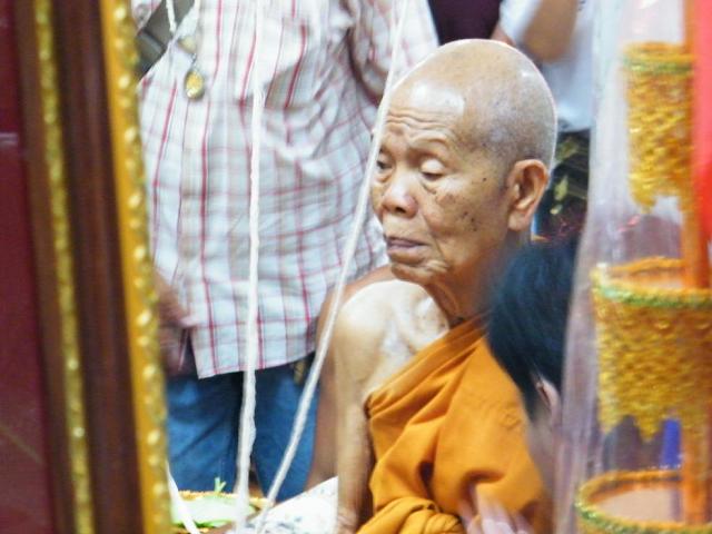 รุ่นย้อนยุครุ่นสร้างบารมี19วัดใหม่อัมพวันปี54เนื้อนวะลงยาสีแดงจีวรเหลือง เลข195สร้าง249เหรียญครับ