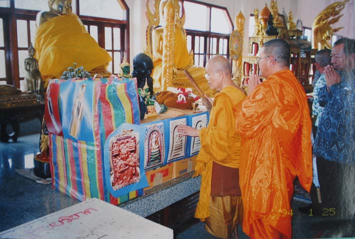 พระสมเด็จเพ้นท์สี หลวงพ่อคูณ วัดบ้านไร่ ฝังตะกรุดทองคำ 5 ดอก พร้อมเกศาหลวงพ่อ รุ่นคูณเจริญทรัพย์ ปี 