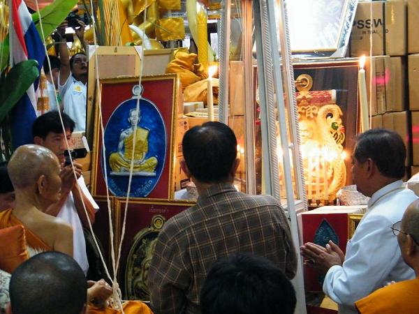 รุ่นย้อนยุคสร้างบารมีปี19 วัดใหม่อัมพวันปี54 เนื้ออัลปาก้าพิมพ์กรรมการไม่ตัดปีกหลังยันต์.378