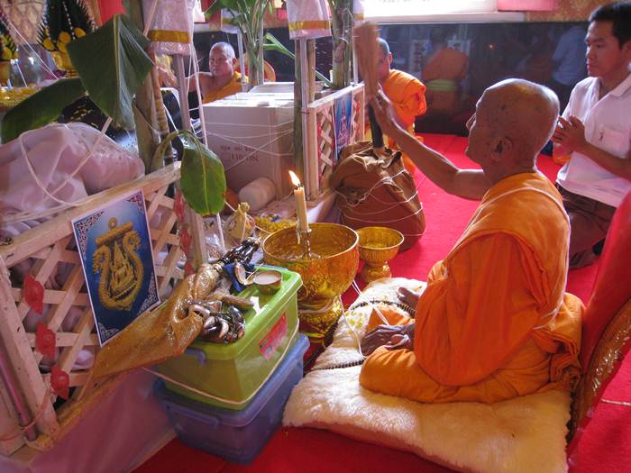 **เสมาฉลุ พระพุทธชินราช หลวงปู่แขก ปภาโส วัดสุนทรประดิษฐ์ เนื้อทองระฆังชุบทองไมครอน หมายเลข 172 