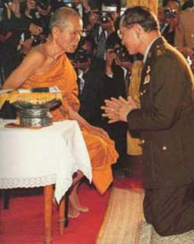 หลวงพ่อคูณรุ่นอายุยืน เต็มองค์ เนื้อเงินลงยา วัดใจเคาะเดียวแดง