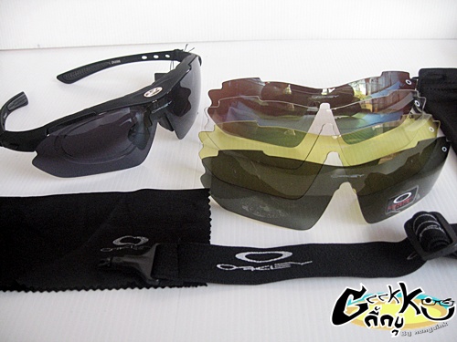 แว่น กันแดด Oakley มาพร้อม เลนส์เปลี่ยนสีได้ถึง 5 สี มีกรอบสำหรับใส่เลนส์สายตาได้ด้วยครับรุ่นนี้ มาพ