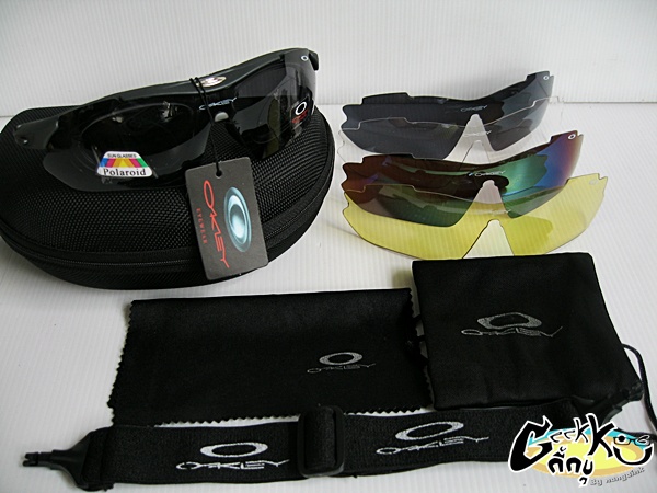 	แว่น กันแดด Oakley มาพร้อม เลนส์เปลี่ยนสีได้ถึง 5 สี มีกรอบสำหรับใส่เลนส์สายตาได้ด้วยครับรุ่นนี้ มา