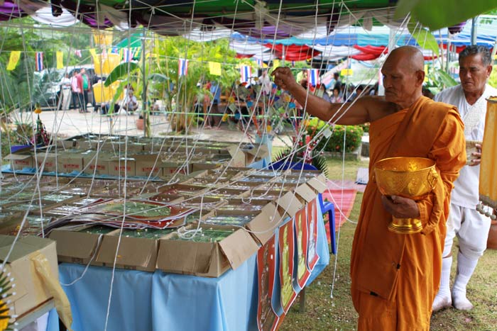 รูปเหมือนปั๊ม หลวงพ่อลออ ฐานวโร รุ่นเสาร์๕ สร้างโรงพยาบาลหนองหลวง เนื้อทองแดงรมมันปู หมายเลข#42