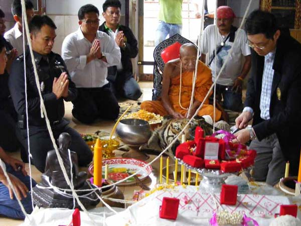 หลวงปู่คำบุ วัดกุดชมพู รุ่นเจริญบารมี 89 เนื้อหลังนวะ ขอบอัลปาก้า องค์ทองทิพย์ แยกจากชุดกรรมการ 