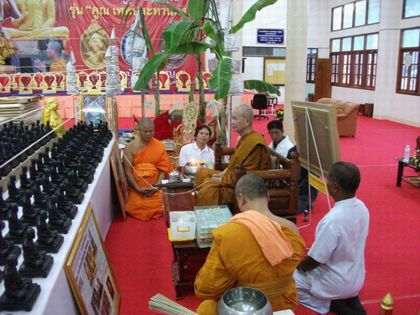 หลวงพ่อคูณ รุ่น คูณเทพประทานพร ออกวัดบ้านหาญ ปลุกเสก 3วาระ ทองแดงขัดเงา #2