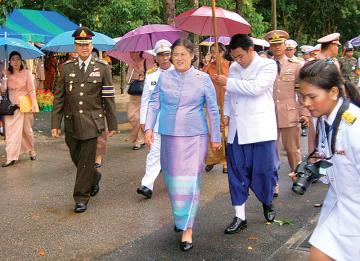 ล็อกเก็ตลป.ทวดพ่อท่านฉิ้นวัดเมืองยะลาฉากสีฟ้าพระราชินีหลังฝังผงว่านอาจารย์ทิมปี97ตระกรุดทองเงินนาคปร