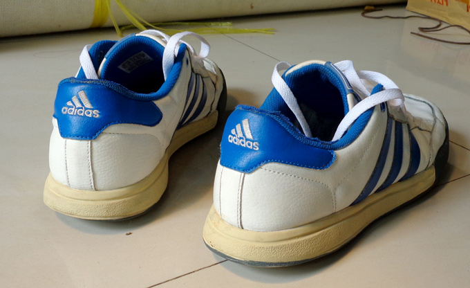 รองเท้า ADIDAS ของแท้ มาแล้วครับ ขาวคาดฟ้า สวยมากสีนี้ 