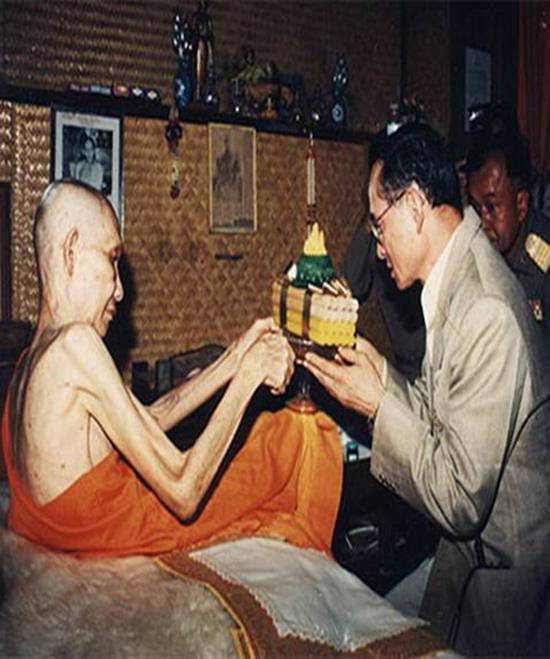 พระผงรูปเหมือนหลวงพ่อเกษม รุ่นมหากุศล ( อย.) หลวงปู่ดู่อธิฐานจิต ปี 2532