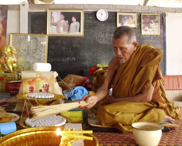 น้ำมันเมตตา"เสือกินนมวัว" ญาท่านเขียน ปุญฺญกาโม ป่าช้าบ้านโพนสิม จ.อุบลฯ 1ขวด**เคาะเดียว**5**