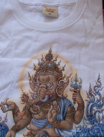 เสื้อยืดสีขาว ลายพระพิฆเนศ size XL ของที่ระลึกจากวัดร่องขุ่น โดย อ.เฉลิมชัย โฆษิตพิพัฒน์