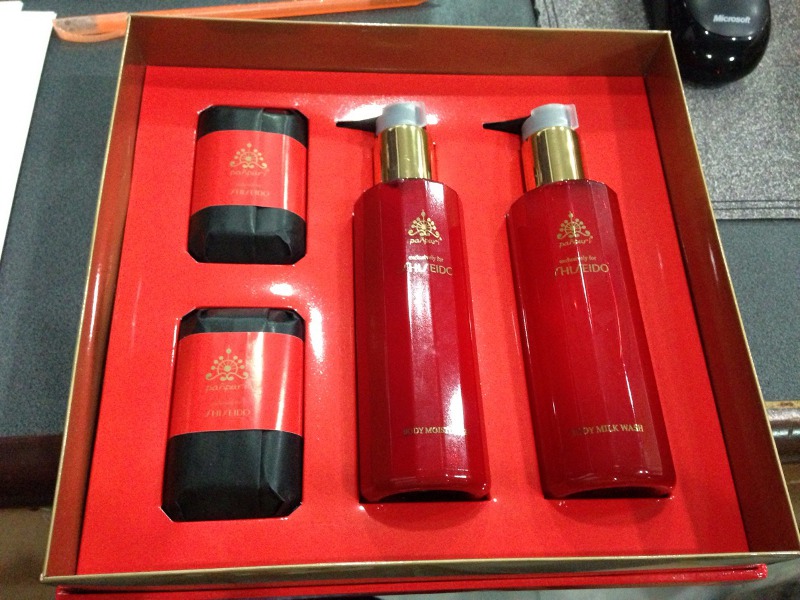 limited Shiseido bath&body set 2013 red box (เคาะเดียว)