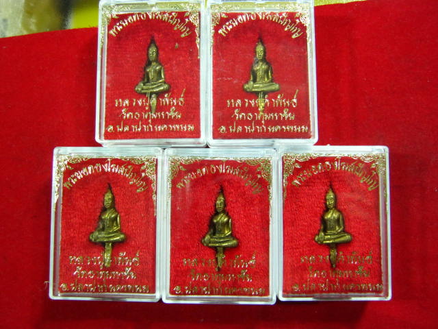 5 องค์ ปีใหม่ 2012...รุ่นแรก พร ะยอดธ งโฆษปัญโญ ลป.คำพันธ์ พิมพ ์เล็ ก เนื้อฝาบาตร ปี39 กล่อง