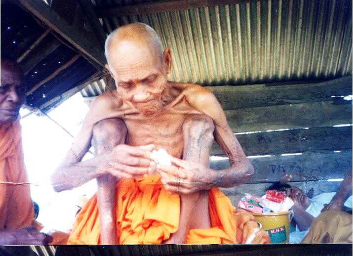 พระพิมพ์ขุนแผนมหาเสน่ห์ หลังยันต์ตรี แช่น้ำมนต์ เนื้อดินดำปราสาทขอมพันปี เทพเจ้าแห่งโชคลาภ หลวงปู่สร