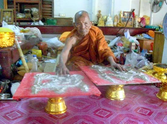 พระขุนแผนผงพรายกุมารพิมพ์ใหญ่ หลวงปู่ผาด วัดบ้านกรวด จังหวัดบุรีรัมย์ปลุกเสกแรงๆขลังๆ สร้าง ๙๙๙ องค์