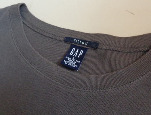 เสื้อ TOMMY คอวีสวยๆ พิเศษมีแถมเสื้อ GAP ของแท้ให้ฟรีอีกตัวครับ