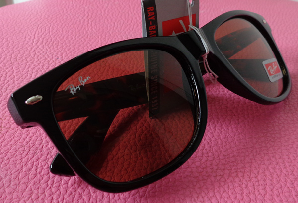 แว่นกันแดด Ray Ban สีดำ เลนส์สีชา ขาลายกระ ของใหม่ครับ + พิเศษของแถม